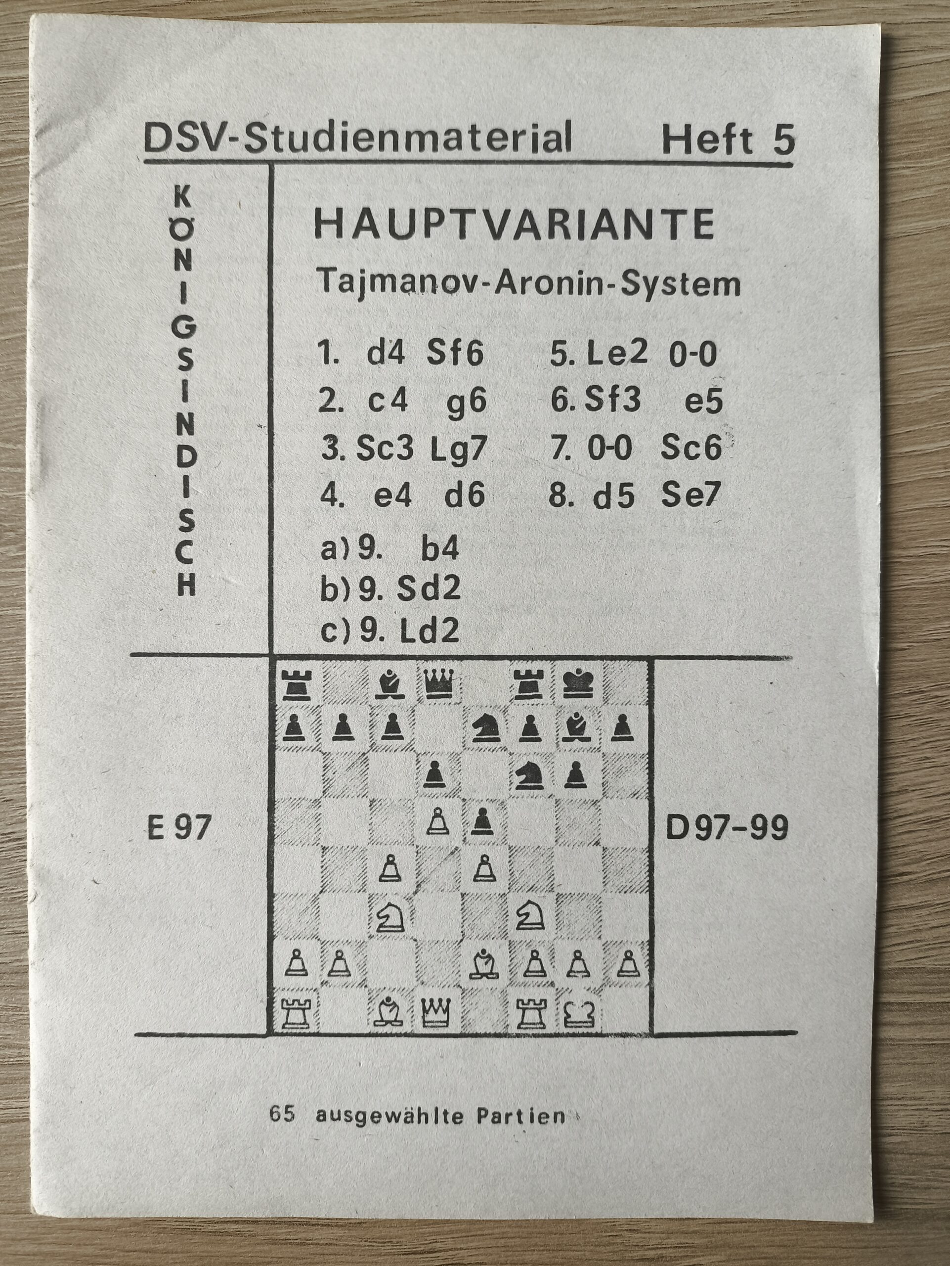 934# Opracowanie debiutowe – obrona królewsko-indyjska – 1.d4 Sf6 2.c4 g6 3.Sc3 Gg7 4.e4 d6 5.Ge2 0-0 6.Sf3 e5 7.0-0 Sc6 8.d5 Se7